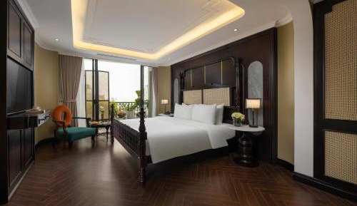 Crown Terrace Suite with Panorama City View
