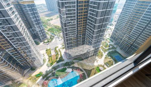 One-Bedroom Apartment with Pool View
