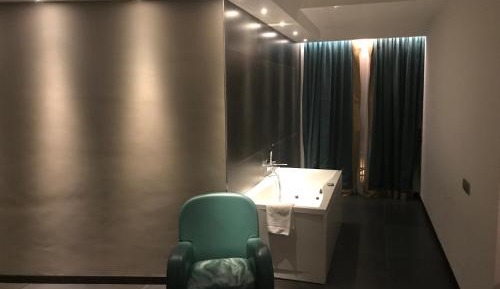 Queen Suite with Spa Bath