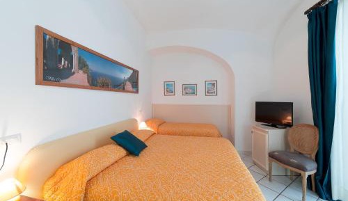 Deluxe Room (2 Adults + 1 Child)