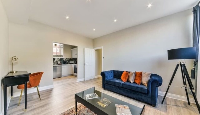 Avari - Luxury 2BR Elegant Holborn Apartment