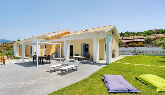 Villa 'A Casa Di Leo' with Sea View, Wi-Fi and Air Conditioning
